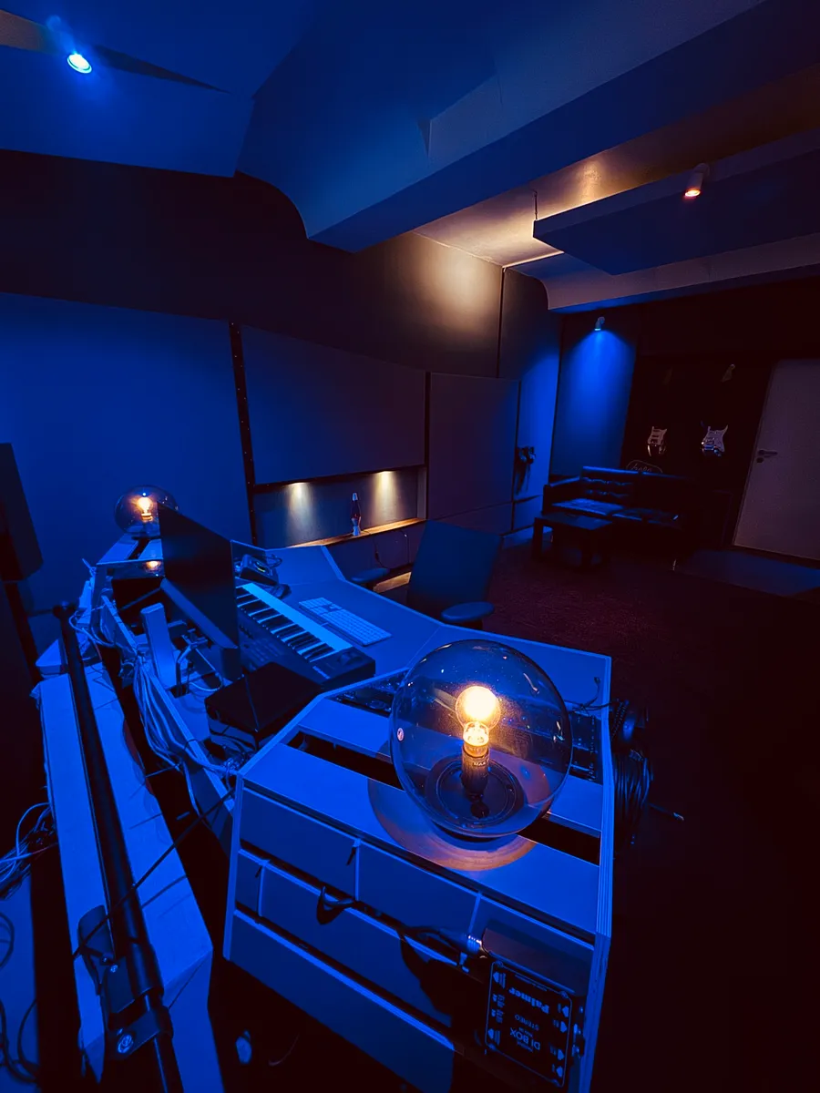 J.O.D Artists studio, Hamburg – Production room in blue light